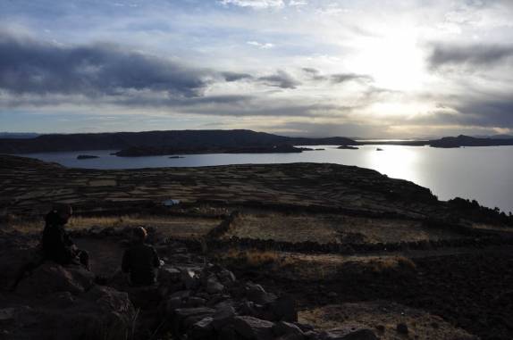 O magnífico entardecer visto do santuário Pachamama, no alto da ilha Amantani, no lago Titicaca, no Peru